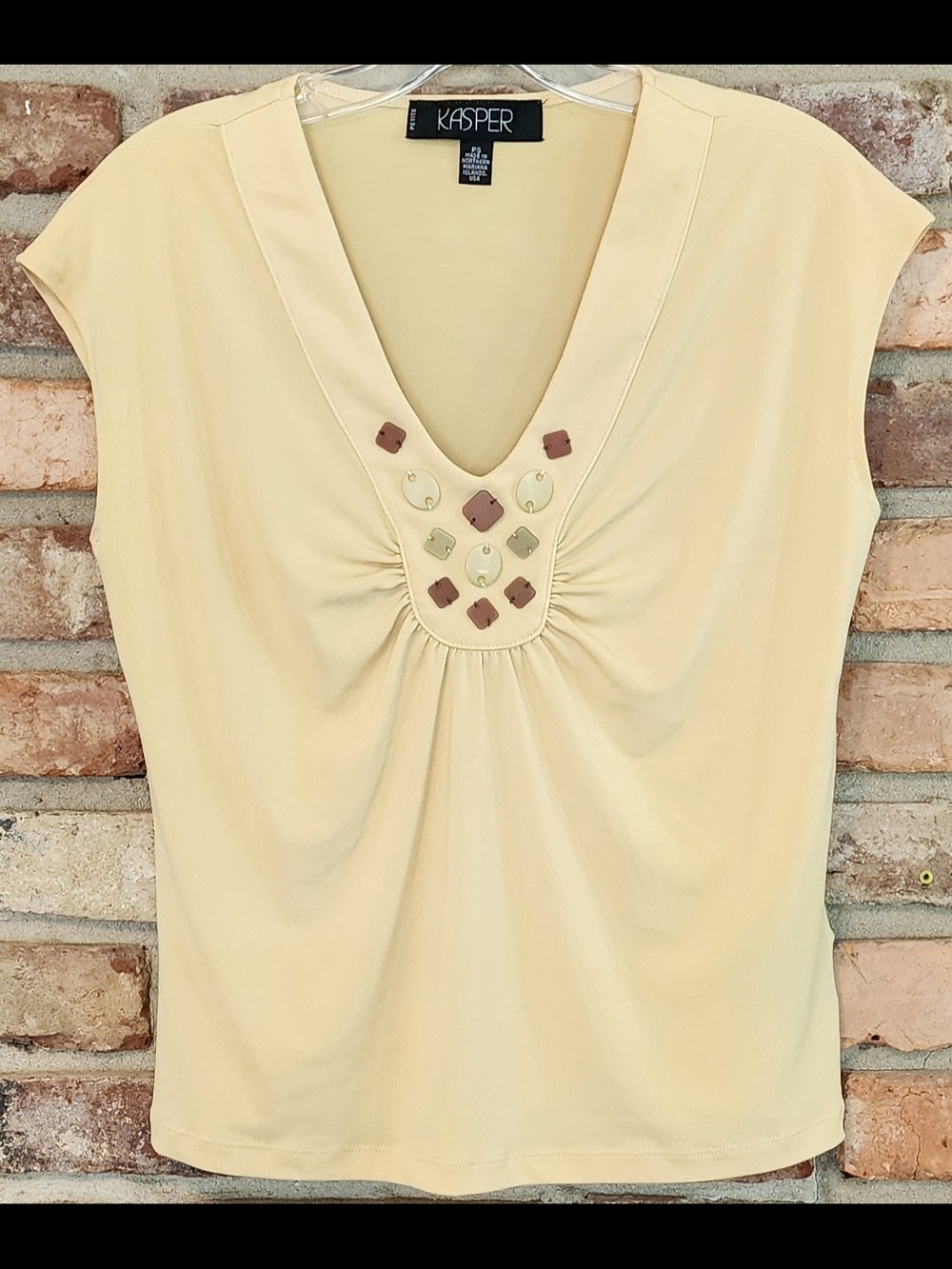 Kasper Light Cream V-Neck Short Sleeve Top with Front Embellishments Petite Smal